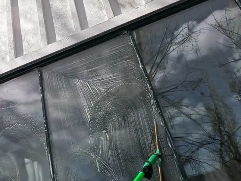 Baie vitrée avant et après nettoyage chez un particulier à Strasbourg