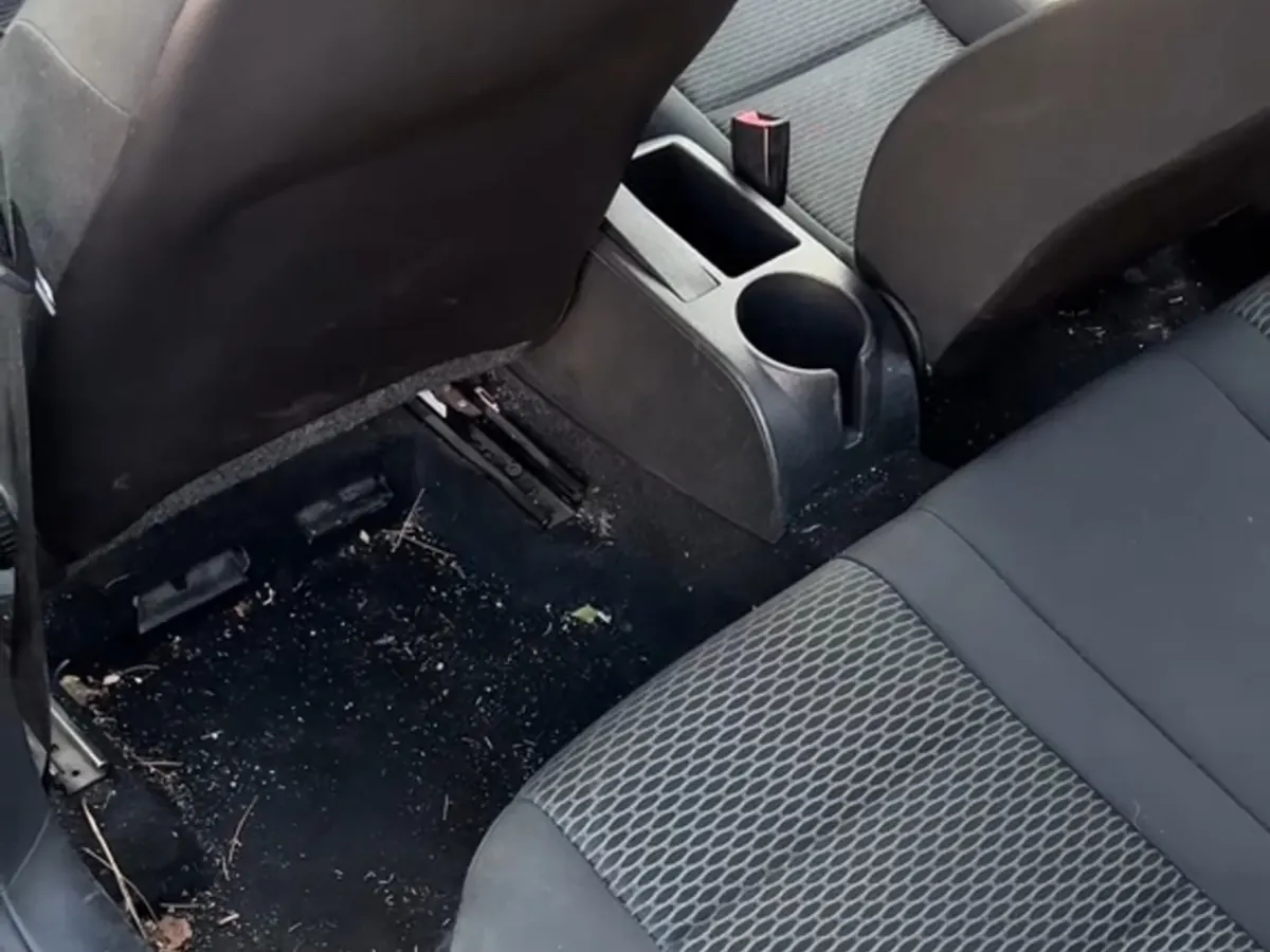 Intérieur d'une voiture avant nettoyage à domicile à Strasbourg
