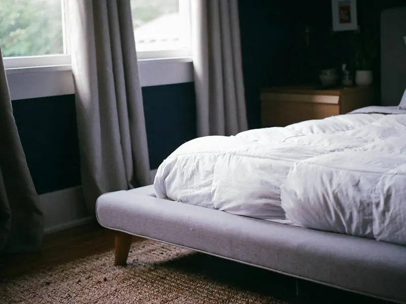 Matelas d'enfant avant et après nettoyage d'une tache d'urine