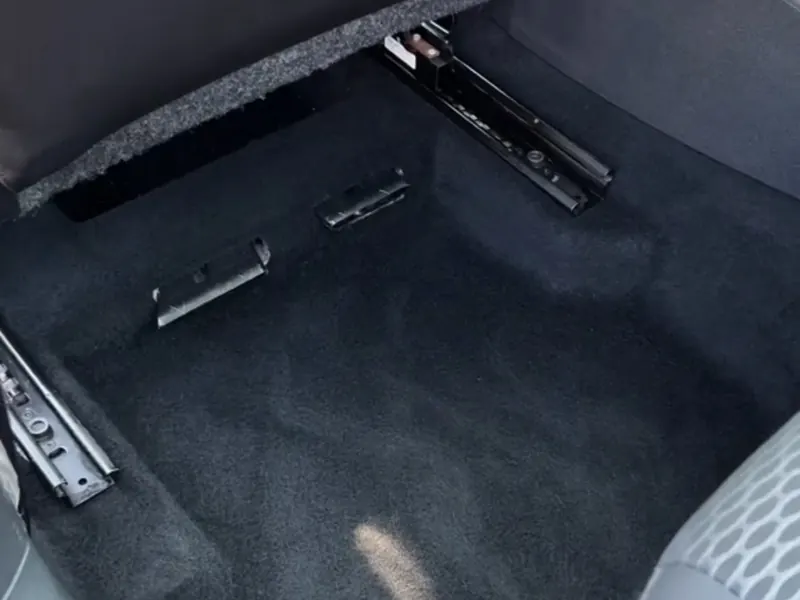 Moquette de voiture avant et après nettoyage par injection-extraction